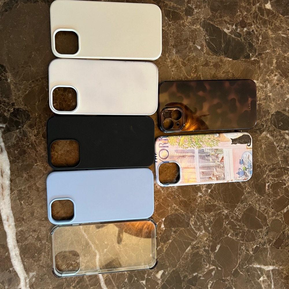IPHONE 13 phone cases
6 in EUC